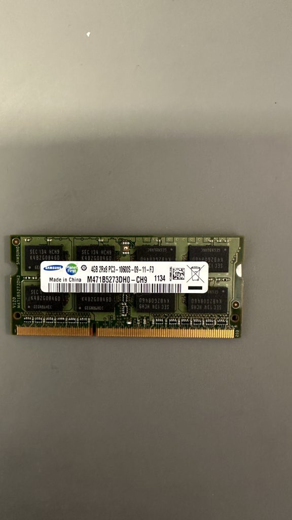 Samsung 4GB DDR3 1333MHz PC3-10600S SO-DIMM 204-Pin 1.5V Non-ECC M471B5273DH0-CH9