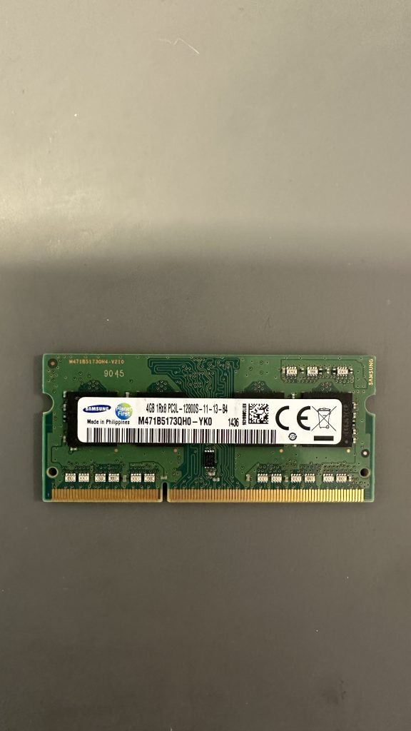 Samsung 4GB DDR3L 1600MHz PC3L-12800S SO-DIMM 204-Pin 1.35V Non-ECC M471B5173QH0-YK0